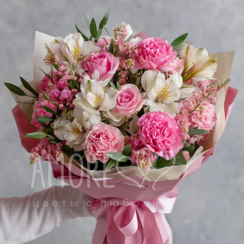 Букет с гвоздиками &laquo;Розовый каприз&raquo;