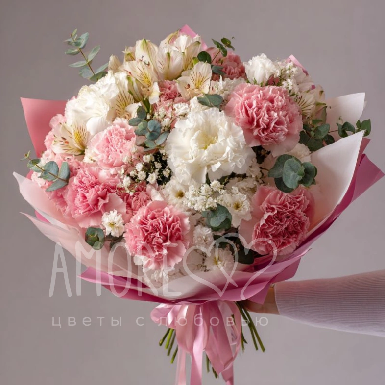 Букет с гвоздиками &laquo;Нежный румянец&raquo;