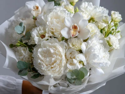 Букет с пионами «Снежное прикосновение»