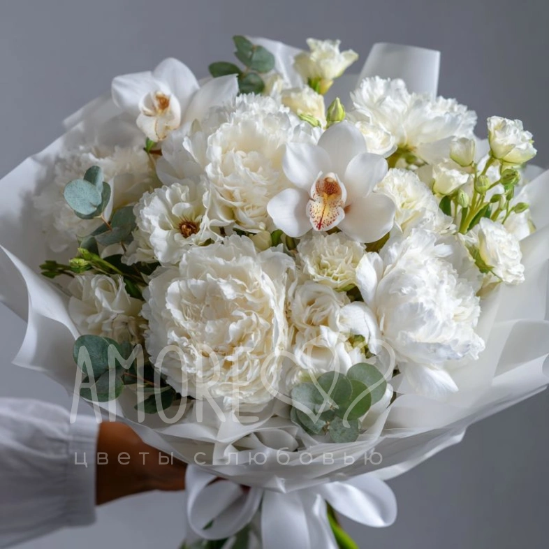 Букет с пионами &laquo;Снежное прикосновение&raquo;