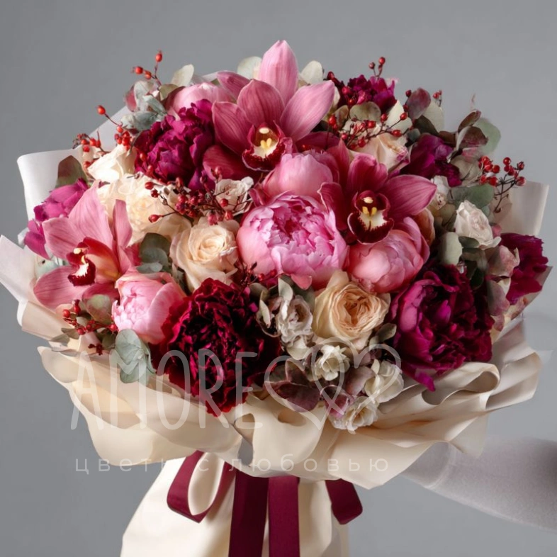 Букет с пионами &laquo;Рубиновая вуаль&raquo;