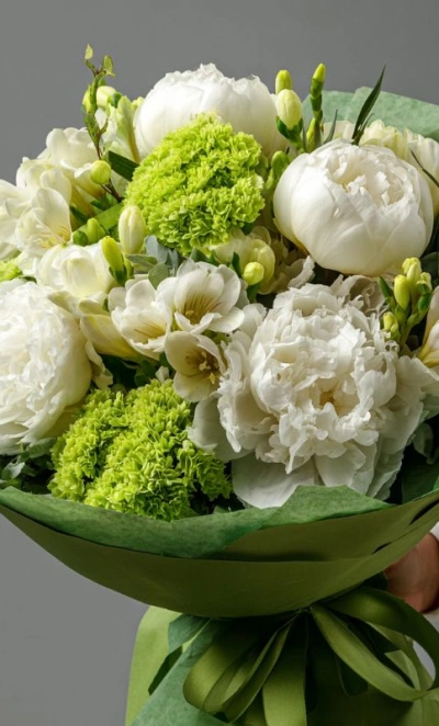 Букет с пионами «Нежный оазис»