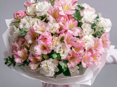 Букет с эустомами «Чистое вдохновение»