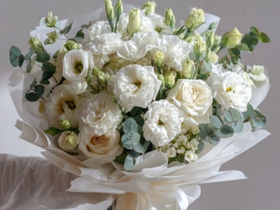Букет с эустомами «Светлая вуаль»