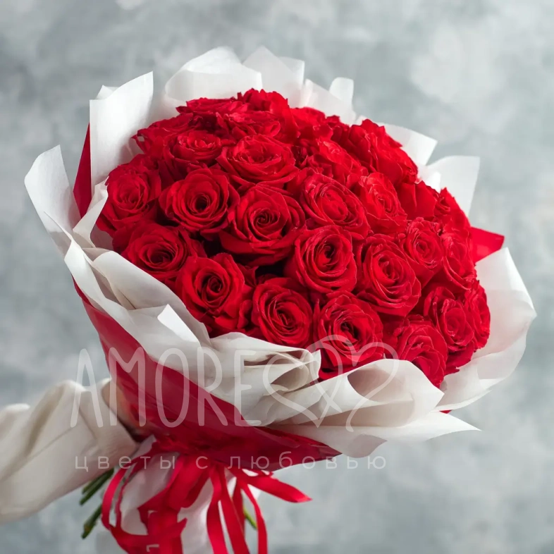 Красные розы &laquo;Карминовый взгляд&raquo;